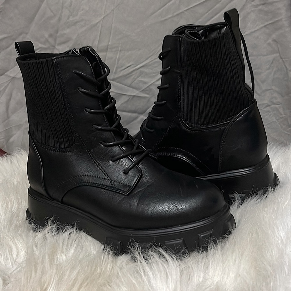 Black Chunky Heel Ankle Boots Size 6 Womens US - Picture 2 of 4